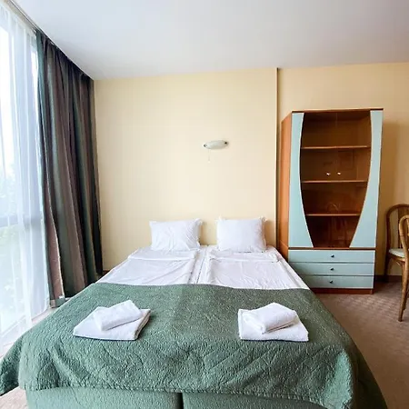 - One Bedroom Beachfront * Golden Sands